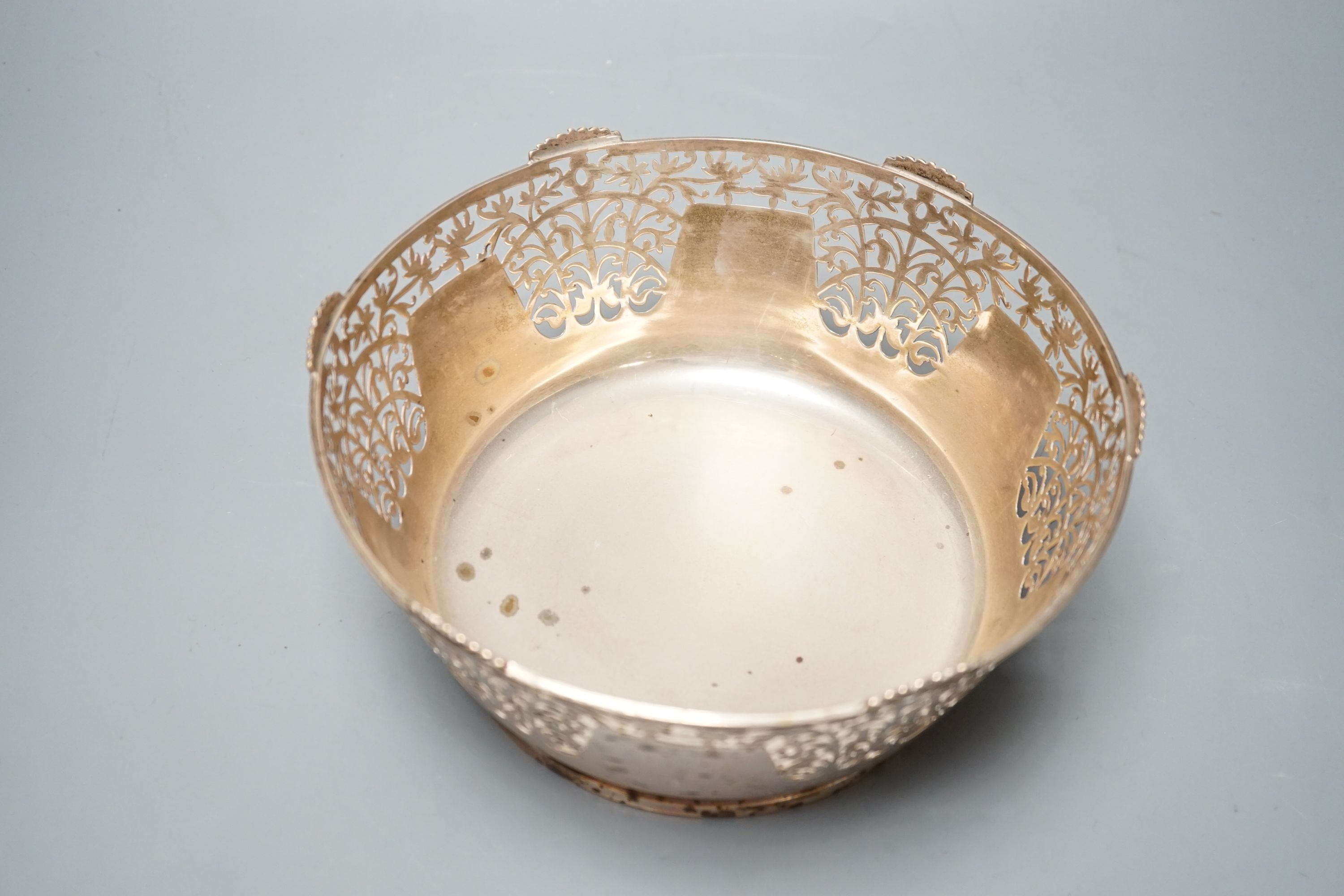 A George V pierced silver fruit bowl, Mappin & Webb, Birmingham, 1929, 21.3cm, 17.5oz.